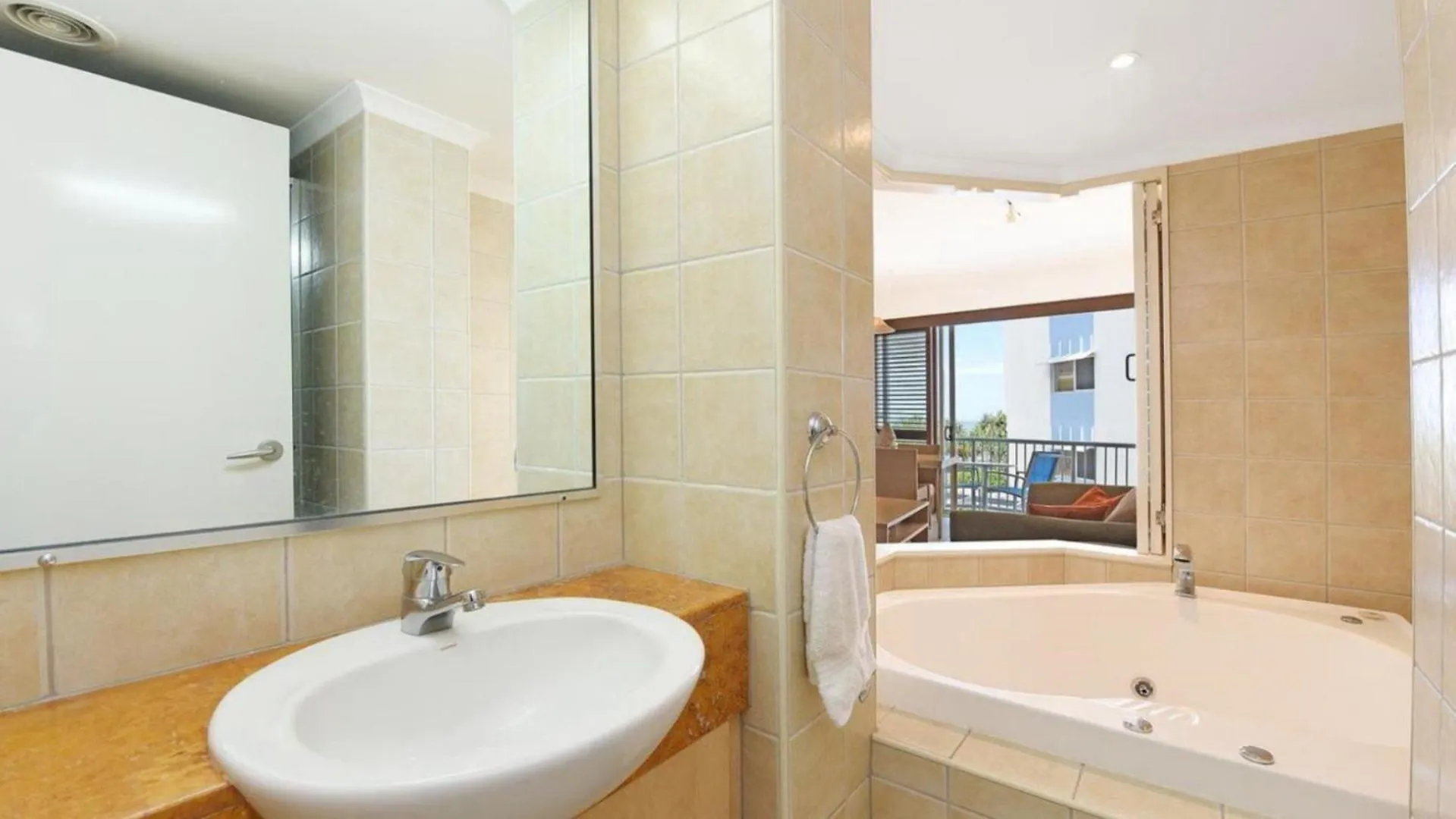 Rolling Surf Resort Unit 48 Caloundra Apartment